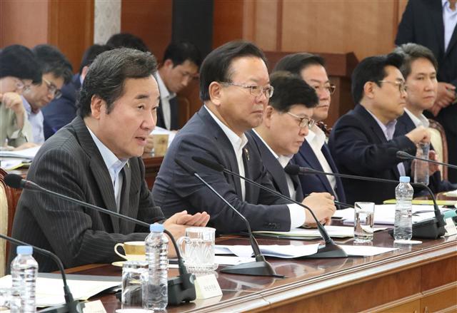 이낙연(왼쪽 첫번째) 국무총리가 22일 오전 서울 세종로 정부서울청사에서 열린 국정현안점검 조정회의에서 모두발언을 하고 있다.  [연합뉴스]