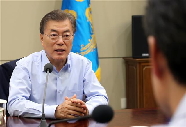 문재인 대통령이 22일 하반기부터 공공부문 채용 과정에서 학력, 출신지, 신체조건 등을 모두 기재하지 않는 ‘블라인드 채용제’를 실시하겠다고 했다. 또, 지역 이전 공공기관에는 지역인재를 30% 이상 채용하는 지역인재 채용할당제 도입도 주문했다.
문 대통령은 이날 청와대에서 수석보좌관회의를 주재하며 “추경이 통과될 경우 하반기에 공공부문에서 추가채용이 있을 텐데, 당장 올해 하반기부터 공무원ㆍ공공부문 채용 시 블라인드 채용제를 실시했으면 한다”고 밝혔다.
문 대통령은 “일정 이상의 요구가 필요한 특별한 경우 외에는 이력서에 학벌, 학력, 출신지, 신체조건 등 차별적 요인은 기재하지 않도록 시행했으면 한다”고 말했다.
문 대통령은 이어 “명문대 출신이나 일반대 출신이나, 서울 대학 출신이나 지방대 출신이나 똑같은 조건과 똑같은 출발선에서 오로지 실력으로 공정하게 경쟁할 수 있도록 하반기부터 당장 시행했으면 한다”고 덧붙였다.
공공부분을 넘어 민간부문으로도 확대돼야 한다는 의사도 내비쳤다. 문 대통령은 “민간 부문은 법제화되기 전까진 강제할 수 없는데, 민간 대기업도 블라인드 채용제를 실시한 사례를 보면 훨씬 실력있고 열정있는 인재를 채용할 수 있다는 게 증명됐다”며 “민간 대기업에도 (블라인드 채용제를) 권유하고 싶다”고 강조했다.
지역인재 채용할당제도 언급했다. 문 대통령은 “지역으로 이전한 공공기관이 신규채용할 때 지역인재를 적어도 30% 이상 채용하도록 운영했으면 한다”고 당부했다. 문 대통령은 “노력하는 공공기관은 20%대를 넘어선 곳도 있고 관심이 덜한 공공기관은 아직도 10%도 안 될 만큼 지역적 편차가 크다”며 “적어도 30%대 정도는 채용하도록 확실히 기준을 세우거나 독려해주길 바란다”고 당부했다.
문 대통령은 “그래야 혁신도시 사업이 지역 인재까지도 발탁해 지역의 새로운 성장동력을 만들어내는 진정한 혁신도시, 진정한 국가 균형발전사업이 되리라 생각한다”고 했다.
김상수 기자/dlcw@heraldcorp.com