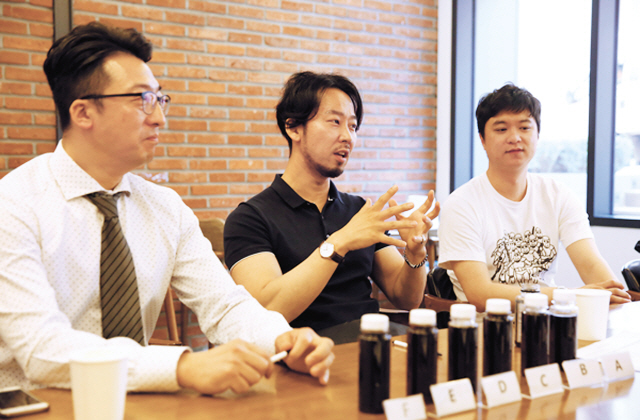 콜드브루 RTD 6종(편의점용) 샘플을 대상으로 진행된 블라인드테스트에 (왼쪽부터) 신현상 쟈뎅 로스터, 안재혁 바리스타, 최창해 바리스타가 참여했다.  이경섭 기자/1002ks@heraldcorp.com