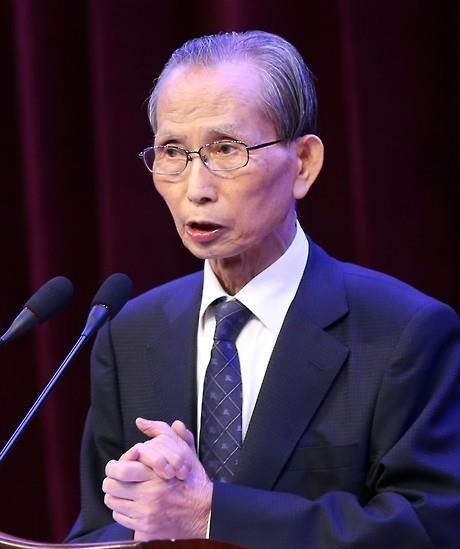Hahn Seung-hun, former human rights lawyer and current chair professor at Chunbok National University, makes a speech at an event in South Jeolla Province, southwest of Seoul on Sept. 7, 2015. (Yonhap)