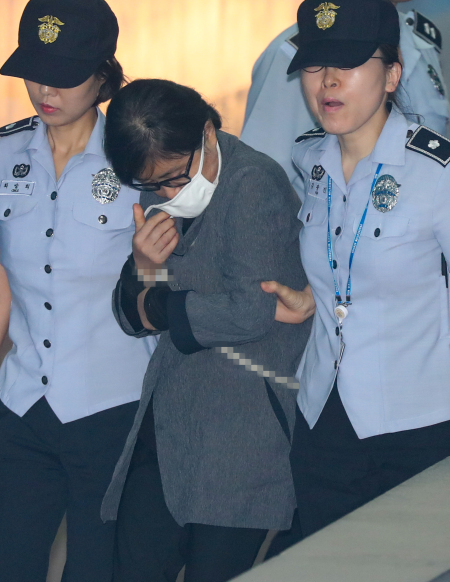 ‘비선실세’ 최순실 씨가 22일 오전 서울 서초구 서울중앙지법에서 열리는 재판에 출석하기 위해 호송차에서 내려 법정을 향하고 있다. [사진제공=연합뉴스]