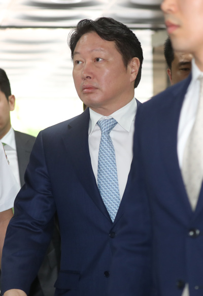 SK그룹 최태원 회장이 박근혜 전 대통령 재판에서 박 전 대통령과의 단독 면담과 K스포츠재단에 대한 추가 지원 협의 과정 등을 증언하기 위해 22일 오전 서초구 서울중앙지법에 도착하고 있다.　[사진제공=연합뉴스]