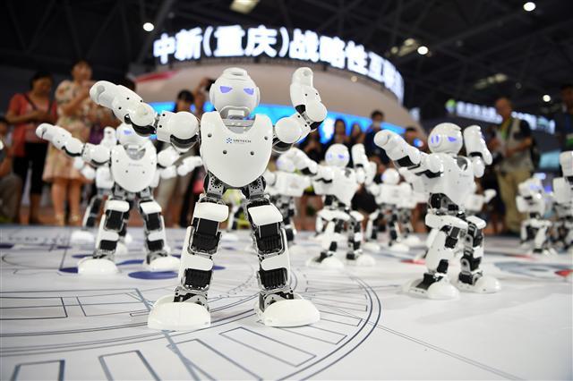 <YONHAP PHOTO-5647> (170622) -- CHONGQING, June 22, 2017 (Xinhua) -- Photo taken on June 22, 2017 shows robots dancing at the 20th China (Chongqing) International Investment and Global Sourcing Fair (CCISF) in southwest China's Chongqing Municipality. The four-day CCISF kicked off here Thursday. (Xinhua/Tang Yi)(wjq)/2017-06-22 23:11:55/ <저작권자 ⓒ 1980-2017 ㈜연합뉴스. 무단 전재 재배포 금지.>