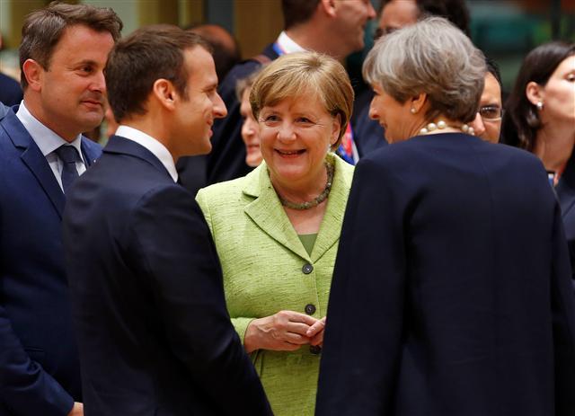 <YONHAP PHOTO-5537> French President Emmanuel Macron, German Chancellor Angela Merkel and British Prime Minister Theresa May attend the EU summit in Brussels, Belgium, June 22, 2017. REUTERS/Francois Lenoir TPX IMAGES OF THE DAY/2017-06-22 22:49:20/ <저작권자 ⓒ 1980-2017 ㈜연합뉴스. 무단 전재 재배포 금지.>