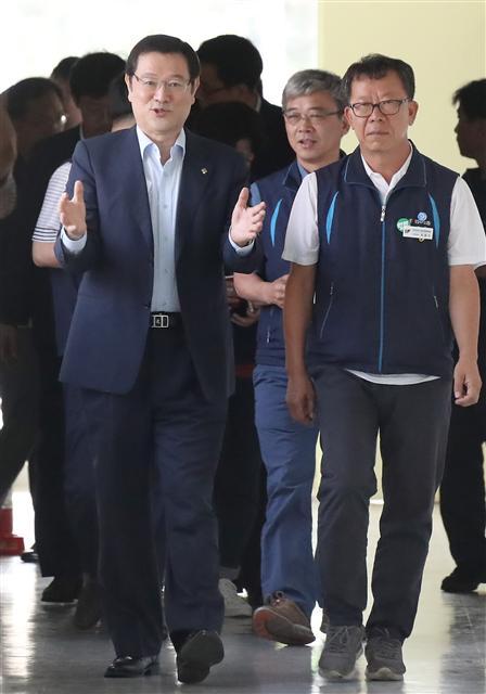 <YONHAP PHOTO-2175> 일자리위원회 민주노총 정책간담회 (서울=연합뉴스) 이상학 기자 = 일자리위원회 이용섭 부위원장(왼쪽)과 민주노총 최종진 위원장 직무대행 등이 23일 오전 서울 창성동 정부청사 별관 일자리위원회에서 열린 정책간담회에 참석하고 있다.간담회에는 일자리위원회 이용섭 부위원장과 민주노총 최종진 위원장 직무대행 등이 참석해 최저임금 인상, 근로시간 단축, 비정규직의 정규직 전환 등 고용·노동 정책에 대한 의견을 교환할 예정이다. 2017.6.23 leesh@yna.co.kr/2017-06-23 10:29:49/ <저작권자 ⓒ 1980-2017 ㈜연합뉴스. 무단 전재 재배포 금지.>