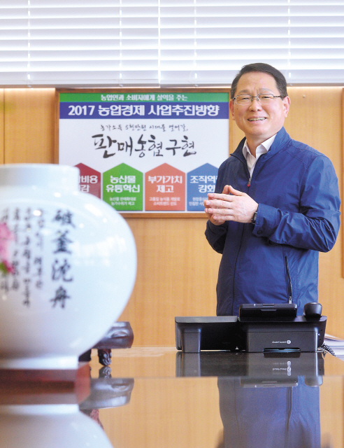 에너지가 넘쳐 늘 만면에 웃음을 머금는 김원석 농협 농업경제대표이사가 헤럴드경제와의 대담에서 농산물 수출 확대를 통한 ‘농가소득 5천만원 시대’ 조기 달성 등 비전과 계획을 소상하게 밝히고 있다.  이상섭 기자/bobtong@heraldcorp.com