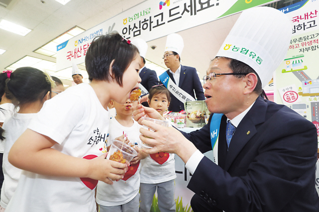 김원석 농협농업경제대표이사가 19일 서울 서초구 농협하나로마트 양재점에서 ‘희망 소비자’ 청소년들 소비자들에게 치킨을 나눠주고 있다.
［사진제공=농협］