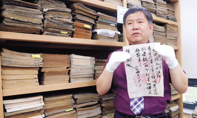 고문서실 테이블 위에는 막 보따리에서 나온 고문헌들이 놓여 있다. 표지가 찢기고 변색돼 형태마저 온전치 못한 것들, 아예 내용들이 찢겨나가 너덜너덜한 상태의 것들이 뭉텅이씩 쌓여있다. 아무리 들여다봐도 알래야 알 수 없는 암호 같은 글씨…. 고문서실의 연구원들은 이들을 정성스레 펴고 다듬어 온전하게 만들어낸다. 한국학 연구자와 일반인들이 잘 이용할 수 있도록 사다리를 놓는 첫 작업이다. 정  희조 기자/checho@heraldcorp.com
