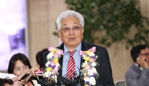 Chang Ung, a North Korean member of the International Olympic Committee, speaks to reporters at Gimpo International Airport in Seoul on June 23, 2017. (Yonhap)
