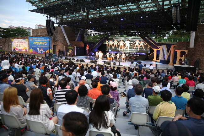 A special performance is held at the opening ceremony of the Daegu International Musical Festival in Daegu on Friday. (DIMF)
