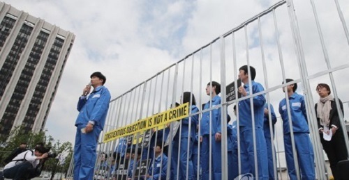Protesters are trapped inside what looks like a prison in Seoul on May 15, 2017, as they rally to demand the government not punish conscientious objectors and introduce alternative service options for them in observance of the International Conscientious Objectors Day that fell on the same day. (Yonhap)