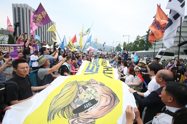 Protestors call for the THAAD missile defense system to be removed from South Korea at a rally outside the US Embassy in Seoul on Saturday. Yonhap