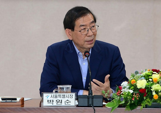 Seoul Mayor Park Won-soon speaks before signing a friendly exchange agreement with the county of Hongseong in South Chungcheong Province on June 22, 2017. (Yonhap)