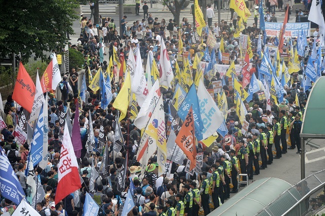 Protestors call for the THAAD missile defense system to be removed from South Korea at a rally outside the US Embassy in Seoul on Saturday. (Yonhap)