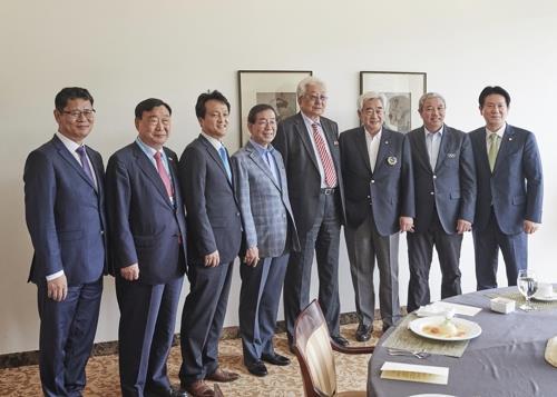Attendees of the luncheon hosted by the WTF President Choue Chung-won (third from right) pose for pictures at the club house of Muju Deogyusan Country Club in Muju, North Jeolla Province. From left: Kim Yeon-chul, Inje University professor; Lee Hee-beom, head of the 2018 PyeongChang Winter Olympics organizing committee; An Min-seok, a Democratic Party legislator; Park Won-soon, mayor of Seoul; Chang Ung, North Korean member of the International Olympic Committee; Choue; Yu Zaiqing, an IOC vice president, and Lee Dong-sup, a People's Party lawmaker. (WTF)