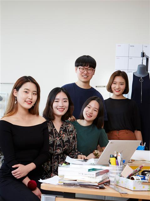 패션 브랜드 ‘KU 스튜디오’를 론칭한 건국대 의상디자인학과 3학년 이연주, 최누리 문민우 이예진 남청수 학생(사진 왼쪽), KU 스튜디오가 봄여름 콜렉션으로 론칭한 첫 작품 콘셉트 ‘태극기’.