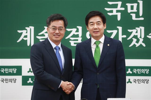 <YONHAP PHOTO-1162> 국민의당 찾은 김동연 경제부총리 (서울=연합뉴스) 홍해인 기자 = 김동연 경제부총리 겸 기획재정부 장관이 26일 오전 국회에서 국민의당 이용호 정책위의장을 찾아 악수하고 있다. 2017.6.26 hihong@yna.co.kr/2017-06-26 09:32:02/ <저작권자 ⓒ 1980-2017 ㈜연합뉴스. 무단 전재 재배포 금지.>
<YONHAP PHOTO-1162> 국민의당 찾은 김동연 경제부총리 (서울=연합뉴스) 홍해인 기자 = 김동연 경제부총리 겸 기획재정부 장관이 26일 오전 국회에서 국민의당 이용호 정책위의장을 찾아 악수하고 있다. 2017.6.26 hihong@yna.co.kr/2017-06-26 09:32:02/ <저작권자 ⓒ 1980-2017 ㈜연합뉴스. 무단 전재 재배포 금지.>