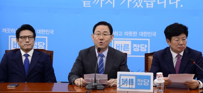 주호영 바른정당 대표 권한대행 겸 원내대표가 26일 오전 서울 여의도 국회에서 열린 의원 전체회의에서 모두발언을 하고 있다. [사진=박해묵 기자/mook@heraldcorp.com]