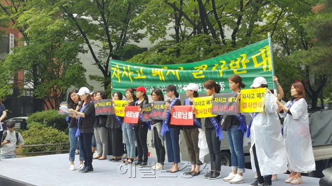 비가 내리는 26일 오전 10시께 서울 종로구 보신각 앞에는 자율형사립고등학교 학부모연합회(자학연) 소속 학부모 000명이 모여 자사고 폐지에 반대하며 목소리를 높이고 있다. [사진=신동윤 기자/realbighead@heraldcorp.com]