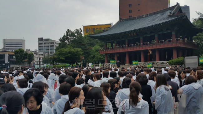 비가 내리는 26일 오전 10시께 서울 종로구 보신각 앞에는 자율형사립고등학교 학부모연합회(자학연) 소속 학부모 000명이 모여 자사고 폐지에 반대하며 목소리를 높이고 있다. [사진=신동윤 기자/realbighead@heraldcorp.com]