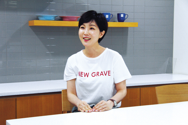 동지현 CJ오쇼핑 쇼호스트는 ‘진실된 방송의 중요성’을 계속 언급한다. 소비자와 소통이 늘어가는 최근 추세와 맞물려 쇼호스트의 중요성은 점차 커진다는 게 그의 철학이다. 사진은 동지현 쇼호스트.