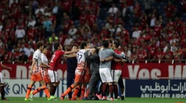 In this photo taken by the K League on May 31, 2017, players and coaches from Jeju United and Urawa Red Diamonds get tangled up in an on-field brawl during the Asian Football Confederation Champions League round of 16 match at Saitama Stadium in Saitama, Japan. (Yonhap)