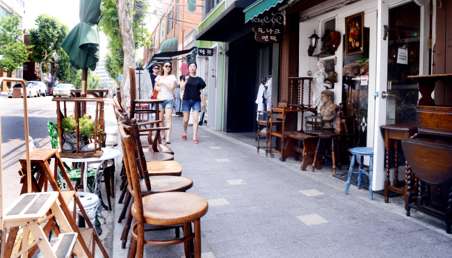 Antiques are displayed outside a shop at Antique Furniture Street in Itaewon-dong, Seoul, Friday. (Park Hyun-koo/The Korea Herald)