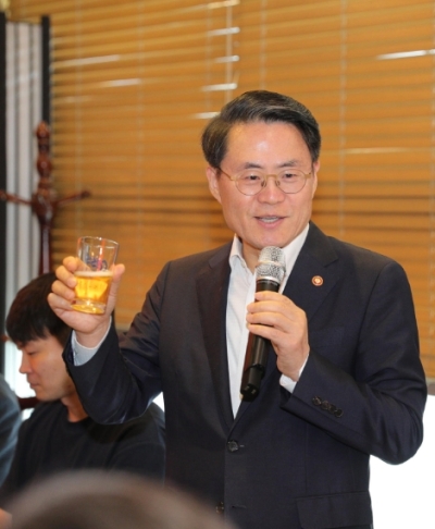 퇴임을 앞둔 김재수 농림축산식품부 장관이 26일 낮 세종시 한 식당에서 출입기자단과 송별 오찬을 하며 건배사를 하고 있다. [사진제공=농림축산식품부]