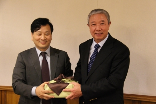 Park Chang-bum (L), president of the KWA, poses with Yu Zaiqing, head of the International Wushu Federation (Yonhap-KWA)