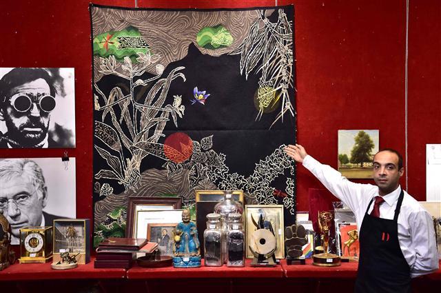 <YONHAP PHOTO-0195> An assistant shows a tapistry among other items during an auction sale of memorabilia belonging to late French actors Yves Montand and Simone Signoret, at the Drouot auction house in Paris on June 26, 2017. / AFP PHOTO / CHRISTOPHE ARCHAMBAULT/2017-06-27 01:16:15/ <저작권자 ⓒ 1980-2017 ㈜연합뉴스. 무단 전재 재배포 금지.>