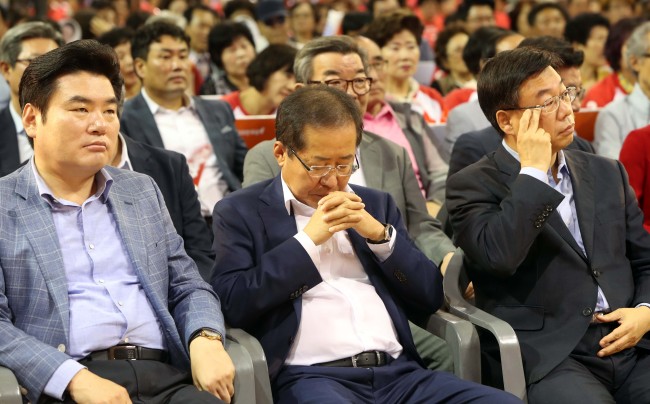 자유한국당 당 대표 도전에 나선 원유철,홍준표,신상진(사진 왼쪽부터) 후보가 26일 대전 한밭체육관에서 열린 제2차 전당대회에 참가해 사회자 인사말을 듣고 있다.[사진제공=연합뉴스]
자유한국당 당 대표 도전에 나선 원유철,홍준표,신상진(사진 왼쪽부터) 후보가 26일 대전 한밭체육관에서 열린 제2차 전당대회에 참가해 사회자 인사말을 듣고 있다.[사진제공=연합뉴스]