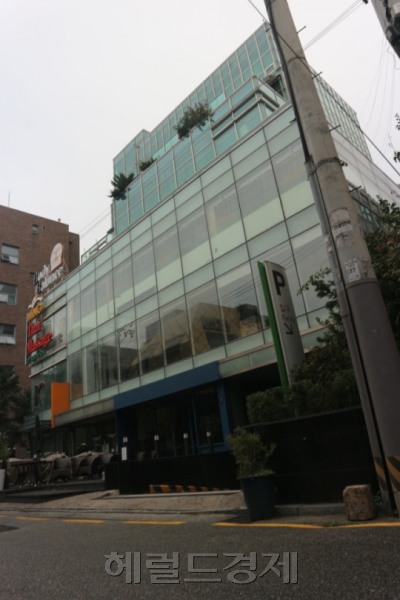최순실 씨가 소유한 서울 강남구 신사동 미승빌딩. 박영수 특별검사팀은 최 씨가 보유한 서울 신사동 미승빌딩 등 77억9735만원 상당의 재산에 대해 추징보전명령을 신청한 바 있다. [사진=헤럴드경제DB]