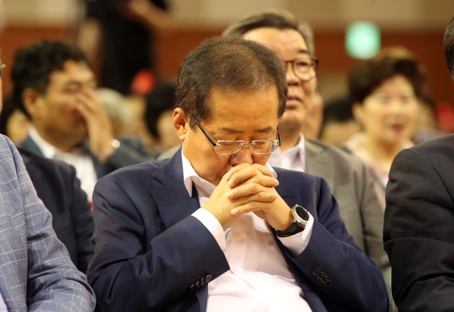 자유한국당 당 대표 도전에 나선 홍준표 후보가 26일 대전 한밭체육관에서 열린 제2차 전당대회에 참가해 입을 굳게 다문 채 생각에 잠겨 있다.[사진제공=연합뉴스]
자유한국당 당 대표 도전에 나선 홍준표 후보가 26일 대전 한밭체육관에서 열린 제2차 전당대회에 참가해 입을 굳게 다문 채 생각에 잠겨 있다.[사진제공=연합뉴스]