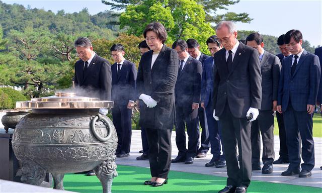 바른정당 이혜훈 신임 대표가 27일 오전 서울 동작구 국립서울현충원을 찾아 현충탑에 참배하고 있다.  이상섭 기자/babtong@heraldcorp.com