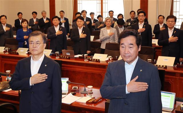 <YONHAP PHOTO-1578> 문 대통령, 첫 국무회의 (서울=연합뉴스) 배재만 기자 = 취임 후 첫 국무회의를 주재하는 문재인 대통령이 27일 오전 청와대에서 이낙연 국무총리 등 국무위원들과 국기에 대한 경례를 하고 있다. 2017.6.27 scoop@yna.co.kr/2017-06-27 10:21:30/ <저작권자 ⓒ 1980-2017 ㈜연합뉴스. 무단 전재 재배포 금지.>