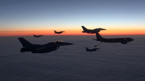 South Korea's KF-16 fighter jets fly over the Pacific with aerial refueling support from the US Air Force's KC-135 Stratotanker on June 3, 2017, in this photo provided by South Korea's Air Force. (Yonhap)