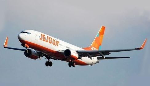A Jeju Air B737-800 passenger jet approaching an airport. (Yonhap)
