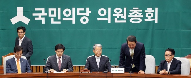 Park Joo-sun, interim leader of the People’s Party, apologizes over pre-election allegations surrounding President Moon Jae-in’s son, at the party’s meeting in Seoul on Monday. (Yonhap)