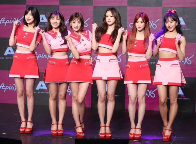 Apink poses at a press showcase for its new EP, “Pink Up,” in Seoul on Monday. (Yonhap)