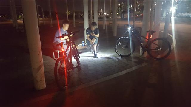 서울 강동구 천호동 광나루 한강공원 일대에서 두 자전거 운전자가 벤치에 앉아 술을 마시고 있다.