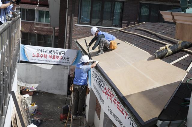 중견ㆍ중소 건설사를 회원으로 두고 있는 대한주택건설협회는 29일 서울시 여의도에 있는 사학연금회관에서 ‘2017년 국가유공자 노후주택보수 및 임차자금지원 기념식’을 연다고 밝혔다. 주택도시보증공사(HUG)와 공동개최하는 것이다.
이날 행사에선 올해 사업을 통해 국가유공자의 노후주택 91동(棟)을 무료로 보수해준 78개 주택건설업체에 대통령 표창, 국무총리 표창 등 정부 포상과 국토교통부장관 표창, 국가보훈처장표창 등을 수여한다. HUG는 무주택 국가유공자 82가구에 가구당 400만~500만원씩 총 4억원의 주택임차자금을 전달할 계획이다.
홍성원 기자/hongi@heraldcorp.com