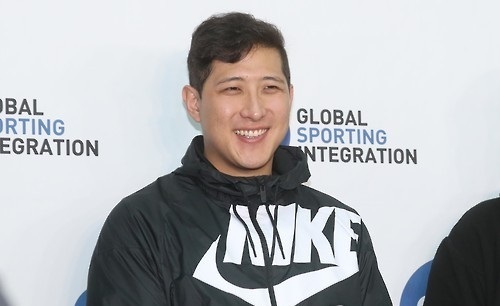 South Korean baseball player Hwang Jae-gyun listens to a question from reporters at Incheon International Airport after signing with the San Francisco Giants on Jan. 25, 2017. (Yonhap)