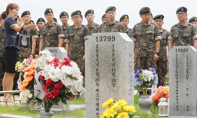 South Korean Army soldiers pay their respects to the six sailors killed in the 2002 inter-Korean naval skirmish at the Daejeon National Cemetry on June 27, 2017. (Yonhap)