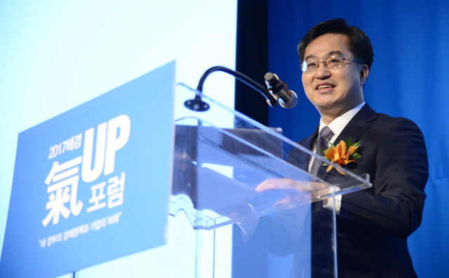 28일 오전 포시즌스호텔서울 그랜드볼룸에서 2017헤경氣UP포럼이 열린 가운데 김동연 부총리 겸 기획재정부장관이 축사를 하고 있다. 김 부총리는 이날 축사에서 “기업인 여러분들과 함께, 기업과 경제가 성장하고 일자리와 소득이 늘어나는 선순환 경제생태계의 패러다임을 만들어 나가겠다”면서 기업의 적극적인 역할을 주문했다. 이상섭 기자/babtong@heraldcorp.com
[헤럴드경제=박해묵 기자] 28일 오전 서울 중구 포시즌스 호텔에서  2017헤경氣UP포럼이 새 정부의 경제정책과 기업의 미래를 주제로 열린 가운데 김동연 부총리 겸 기획재정부 장관이 축사를 하고 있다. 2017.6.28