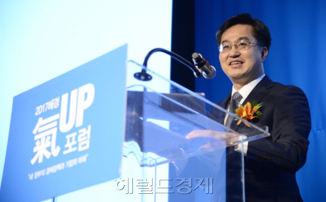 28일 오전 포시즌스호텔서울 그랜드볼룸에서 2017헤경氣UP포럼이 열린 가운데 김동연 부총리 겸 기획재정부장관이 축사를 하고 있다. 김 부총리는 이날 축사에서 “기업인 여러분들과 함께, 기업과 경제가 성장하고 일자리와 소득이 늘어나는 선순환 경제생태계의 패러다임을 만들어 나가겠다”면서 기업의 적극적인 역할을 주문했다. 이상섭 기자/babtong@heraldcorp.com
[헤럴드경제=박해묵 기자] 28일 오전 서울 중구 포시즌스 호텔에서  2017헤경氣UP포럼이 새 정부의 경제정책과 기업의 미래를 주제로 열린 가운데 김동연 부총리 겸 기획재정부 장관이 축사를 하고 있다. 2017.6.28