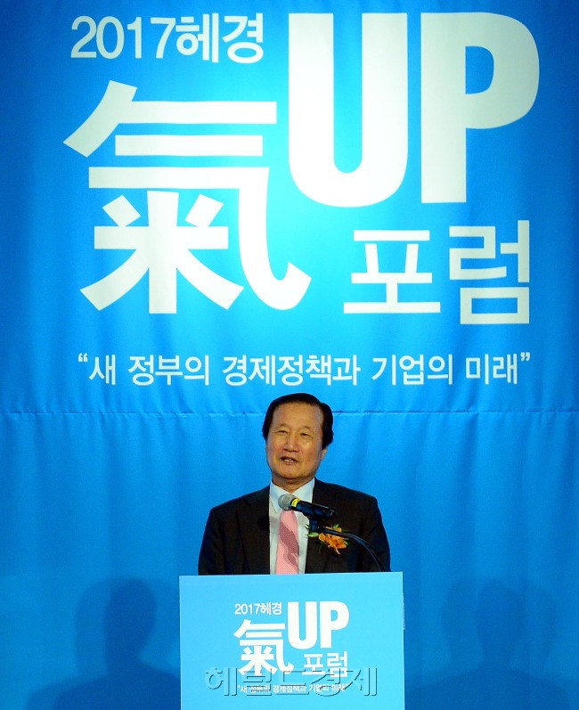 28일 오전 서울 포시즌스 호텔 서울 그랜드볼룸에서 2017헤경氣UP포럼이 열린 가운데 윤증현 전 기획재정부장관이 새 정부의 일자리 정책을 주제로 기조연설을 하고 있다.<br />이상섭 기자 babtong@heraldcorp.com
28일 오전 서울 포시즌스 호텔 서울 그랜드볼룸에서 2017헤경氣UP포럼이 열린 가운데 윤증현 전 기획재정부장관이 새 정부의 일자리 정책을 주제로 기조연설을 하고 있다.
이상섭 기자 babtong@heraldcorp.com