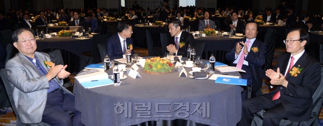 왼쪽부터 박병원 한국경영자총협회 회장, 김동연 부총리 겸 기획재정부 장관, 홍정욱 ㈜헤럴드 회장, 윤증현 전 기획재정부 장관, 우리금융 회장을 지낸 이순우 저축은행중앙회장이 메인 테이블에서 이진복 국회 정무위원장의 축사를 들으며 박수를 치고 있다. [사진=박해묵 기자/mook@heraldcorp.com]