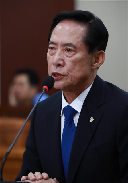 송영무 국방장관 후보자가 28일 오전 국회 국방위원회에서 열린 인사청문회에서 논란이 된 음주운전에 대해 사과하고 있다.  [연합뉴스]