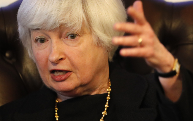 <YONHAP PHOTO-1011> U.S. Fed Chair Janet Yellen speaks during a discussion with Lord Nicholas Stern, President of the British Academy, at Carlton House Terrace of the Britsih Academy in London, Tuesday, June 27, 2017.(AP Photo/Frank Augstein)/2017-06-28 04:02:59/ <저작권자 ⓒ 1980-2017 ㈜연합뉴스. 무단 전재 재배포 금지.>