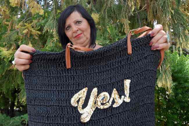 <YONHAP PHOTO-4509> Spanish national Pilar Abel Martinez, 61, who claimed to Salvador Dali's daughter, poses with a bag reading "Yes" during an interview in Barcelona, on June 26, 2017. Spanish court has ordered that the remains of Salvador Dali be exhumed after a woman who claims to be the daughter of the world-famous artist filed a paternity claim. The Madrid court said on June 26, 2017 the exhumation aimed "to get samples of his remains to determine whether he is the biological father of a woman from Girona (in northeastern Spain) who filed a claim to be recognised as the daughter of the artist." / AFP PHOTO / LLUIS GENE/2017-06-27 22:31:53/ <저작권자 ⓒ 1980-2017 ㈜연합뉴스. 무단 전재 재배포 금지.>